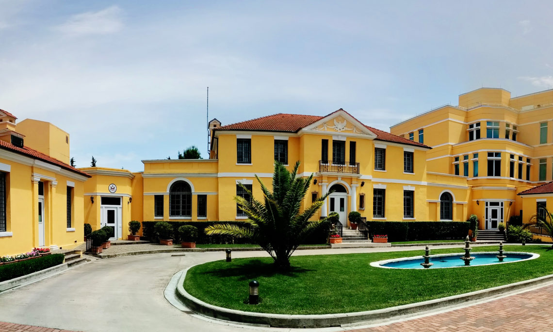 Urdhri i Trump, ambasada e SHBA njofton ndërprerjen e fondeve për institucionet shqiptare